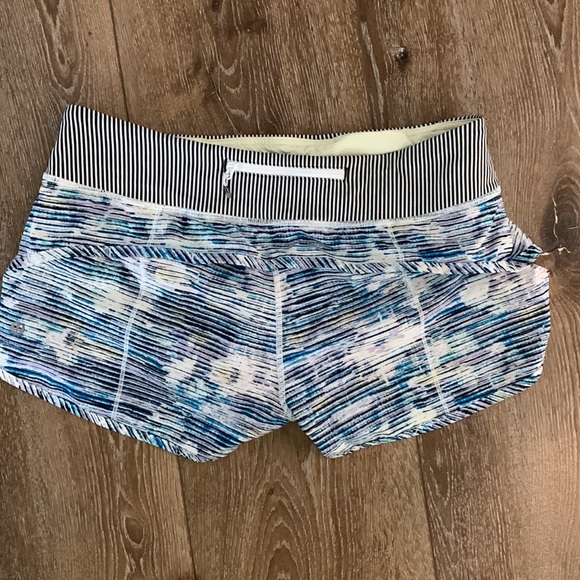 Lululemon speed up shorts, low waist, 2.5 inch inseam - Picture 3 of 6
